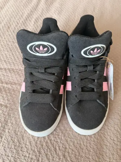 Zapatillas Adidas negras con franjas rosadas - miniatura 2
