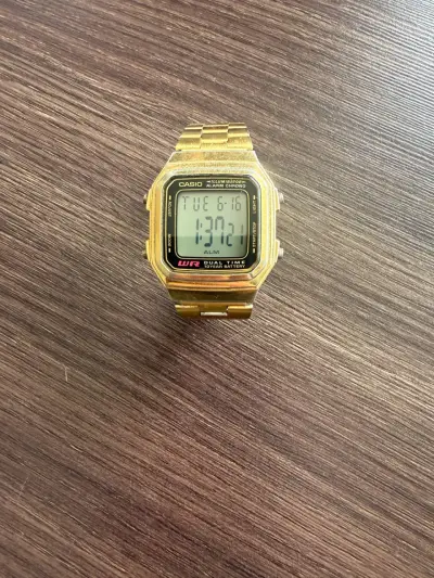 Reloj Casio dorado digital vintage - miniatura 2
