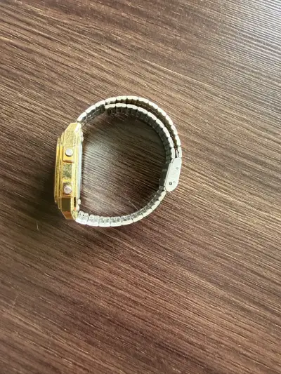 Reloj Casio dorado digital vintage - miniatura 3