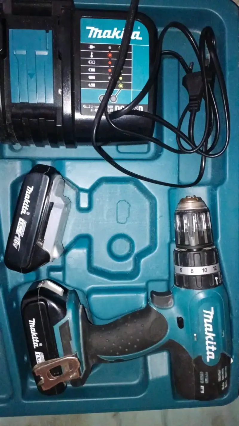 Taladro inalámbrico Makita con batería y cargador - 1