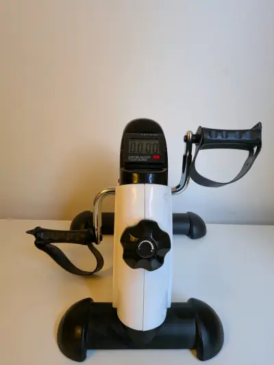 Mini bicicleta estática con pantalla LCD - miniatura 1