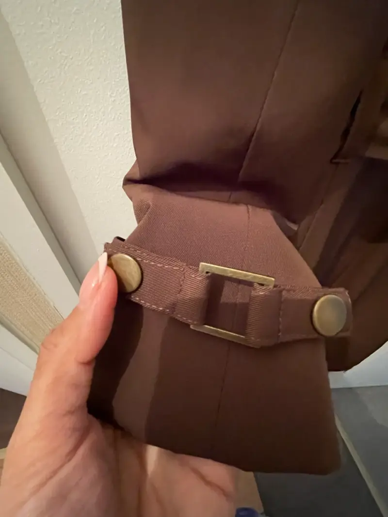 Abrigo marrón elegante con cinturón marca IO - 4