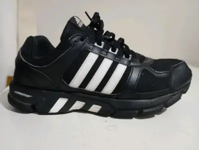 Zapatillas deportivas Adidas negras y blancas - miniatura 1
