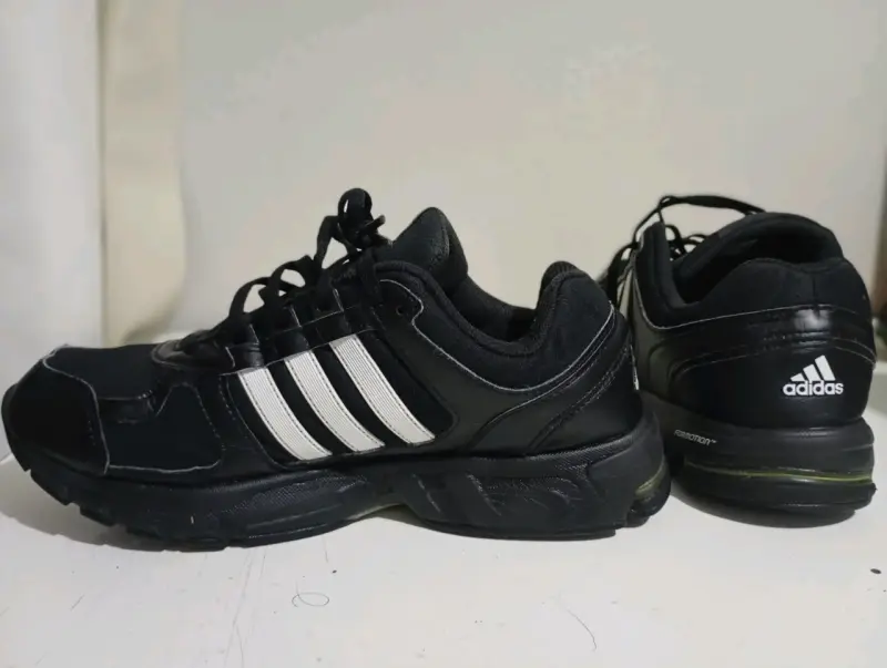 Zapatillas deportivas Adidas negras y blancas - 2