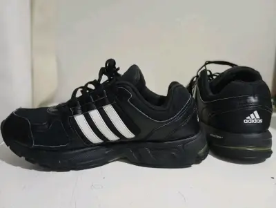 Zapatillas deportivas Adidas negras y blancas - miniatura 2