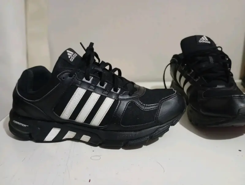 Zapatillas deportivas Adidas negras y blancas - 3