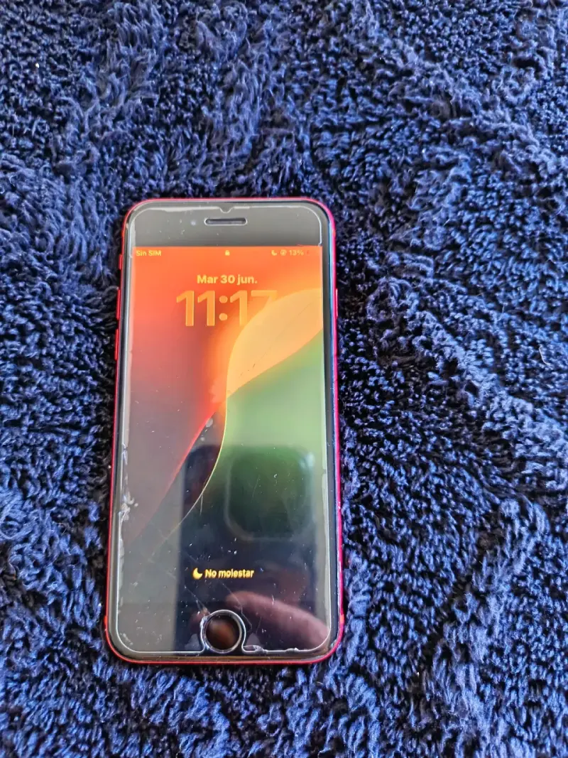 iPhone con carcasa roja en buen estado - 1