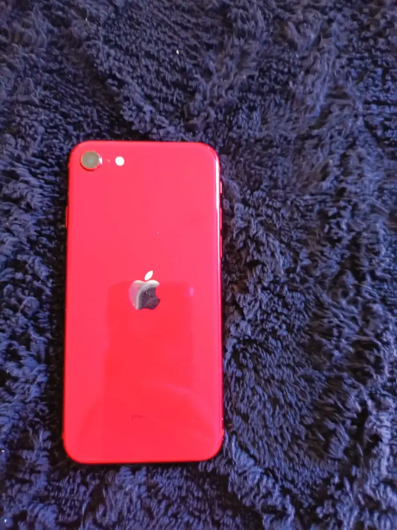 iPhone con carcasa roja en buen estado - 2