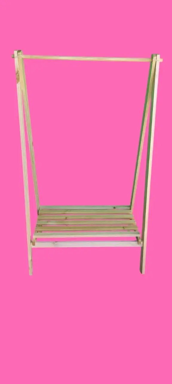 Perchero de madera, plegable y con repisa