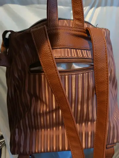 Mochila de cuero marrón con diseño moderno - miniatura 1