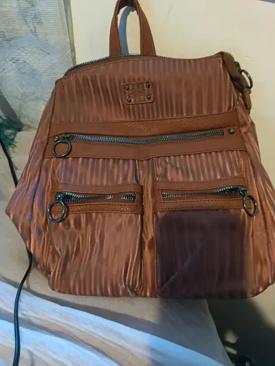 Mochila de cuero marrón con diseño moderno - miniatura 2