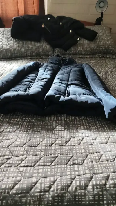 Chaqueta acolchada azul para invierno - miniatura 1