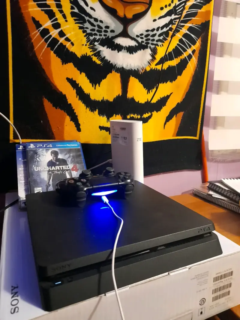 PS4 con 1 control, y juego Uncharted 4 - 1