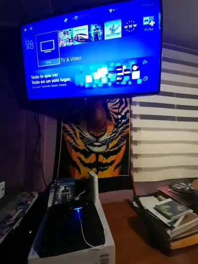 PS4 con 1 control, y juego Uncharted 4 - miniatura 2