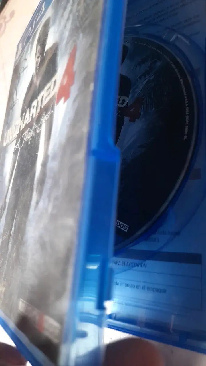 PS4 con 1 control, y juego Uncharted 4 - 4