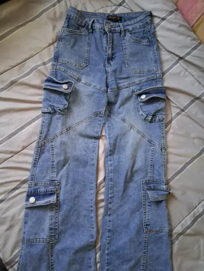 Jeans cargo de mezclilla azul con bolsillos - miniatura 1