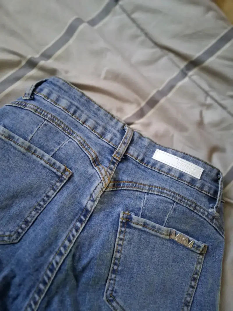 Jeans cargo de mezclilla azul con bolsillos - 2