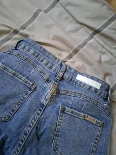 Jeans cargo de mezclilla azul con bolsillos - miniatura 2