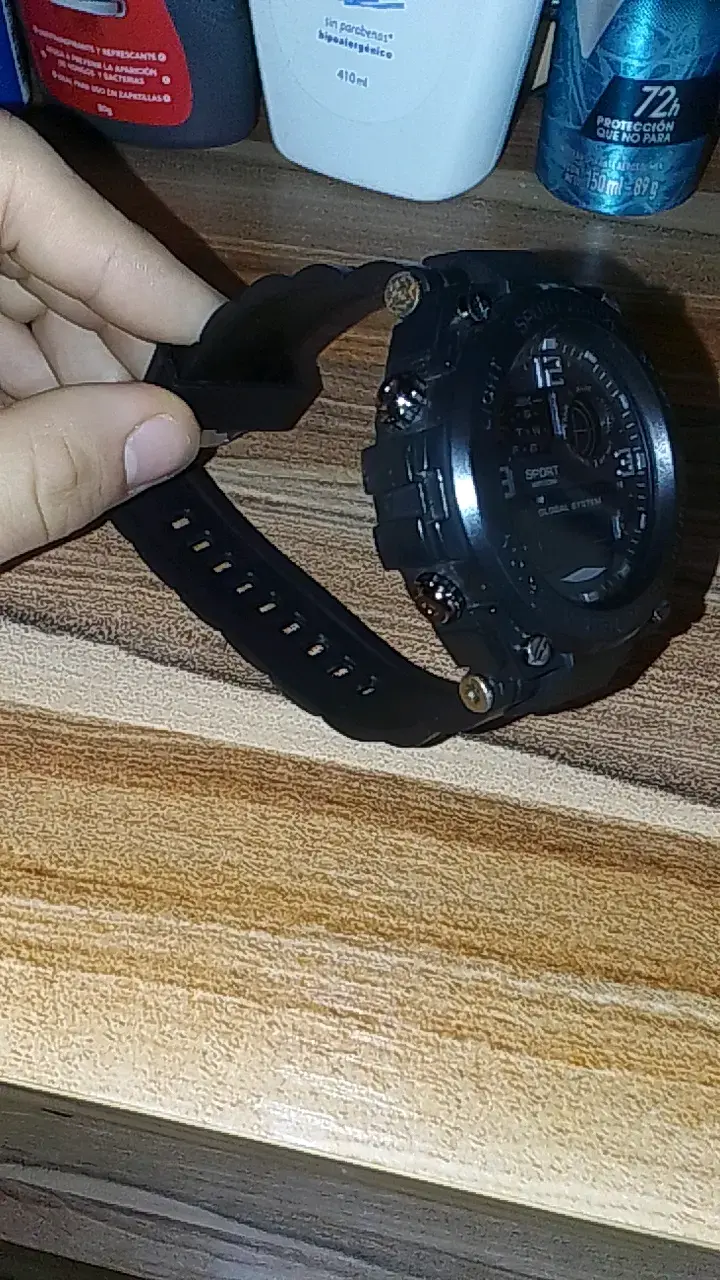 Reloj deportivo digital negro resistente - 1