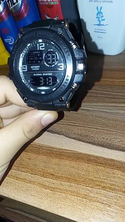 Reloj deportivo digital negro resistente - miniatura 2