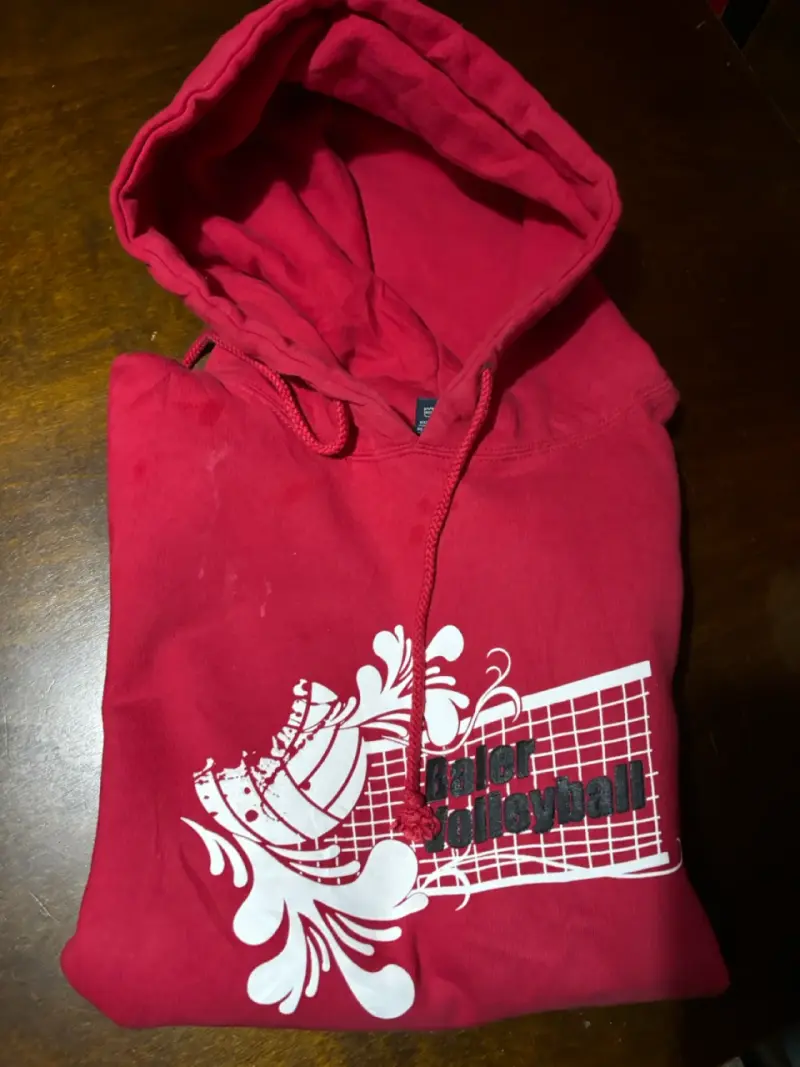 Polerón rojo con capucha y diseño de voleibol