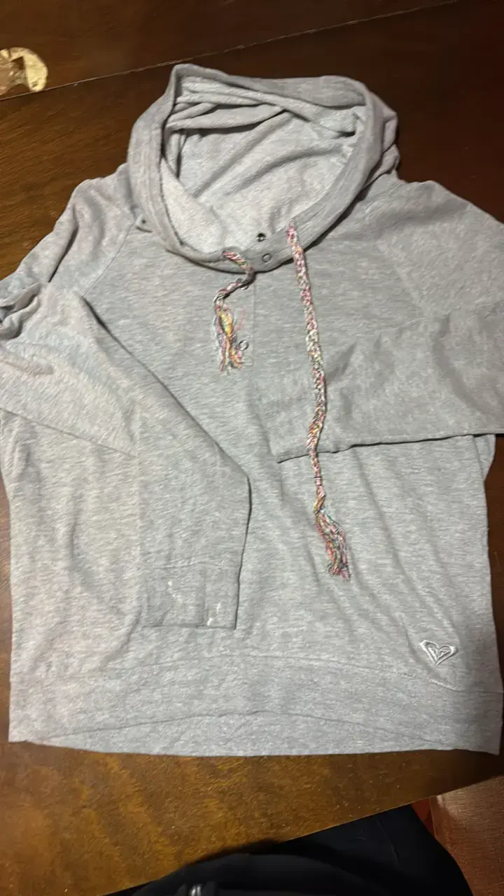 Polerón gris con capucha y cordones coloridos