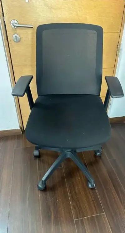 Silla de oficina ergonómica negra con ruedas - miniatura 1