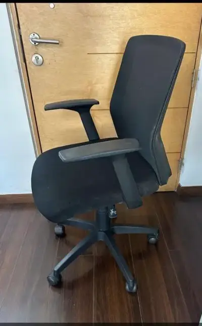 Silla de oficina ergonómica negra con ruedas - miniatura 2