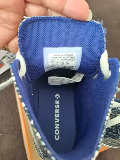Zapatillas altas con diseño brillonte para niños - miniatura 3