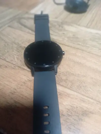 Reloj inteligente con correa negra - miniatura 5
