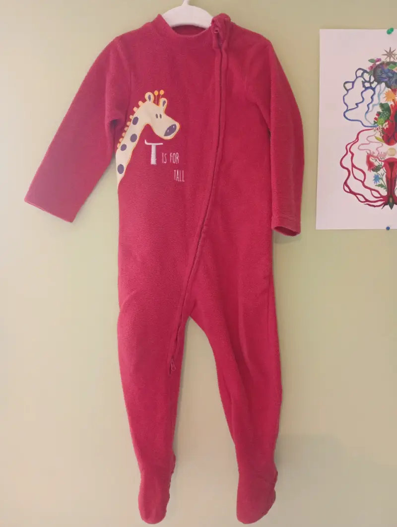 Pijama polar rojo con jirafa - 1