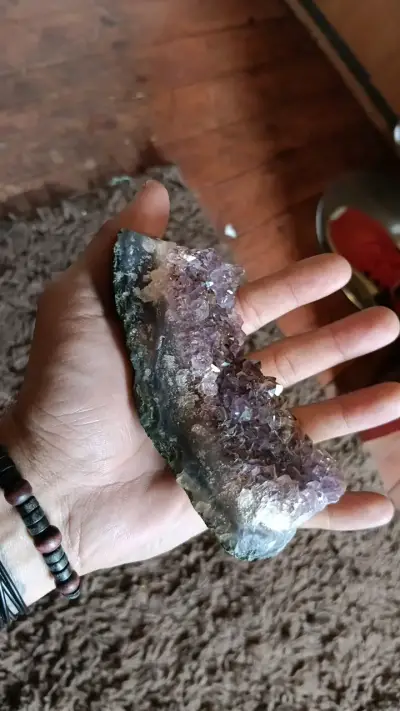 Geoda de amatista natural decorativa - miniatura 2