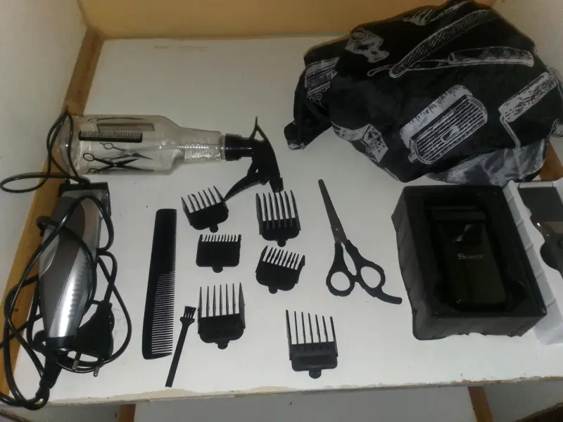 Kit de peluquería completo con máquina y accesorios - 1