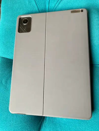Tablet Lenovo con funda protectora - miniatura 1