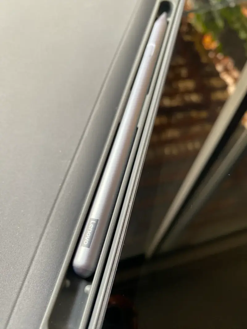 Tablet Lenovo con funda protectora - 3