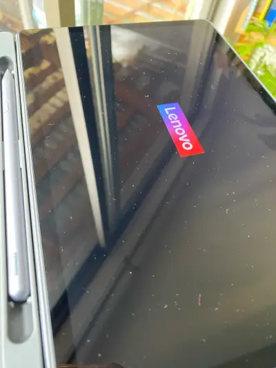 Tablet Lenovo con funda protectora - miniatura 4