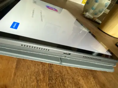 Tablet Lenovo con funda protectora - miniatura 6