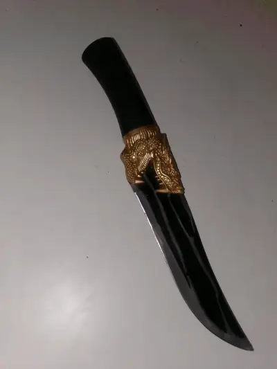 Cuchillo decorativo con mango negro y detalles dorados - miniatura 1