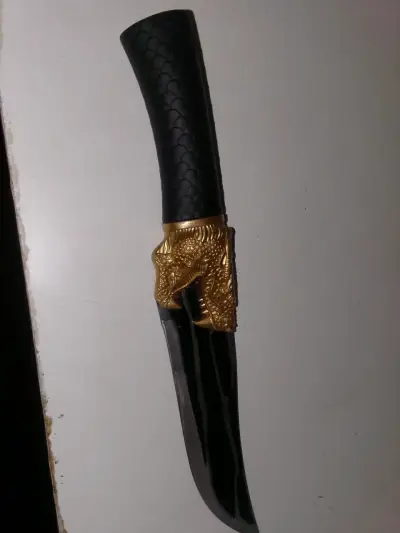 Cuchillo decorativo con mango negro y detalles dorados - miniatura 2