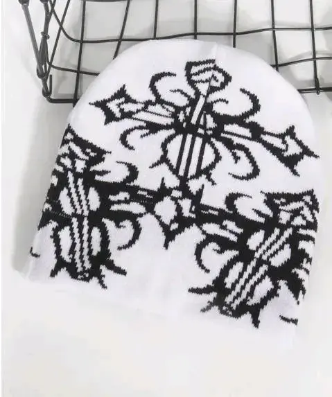 Gorro de lana blanco con diseño tribal