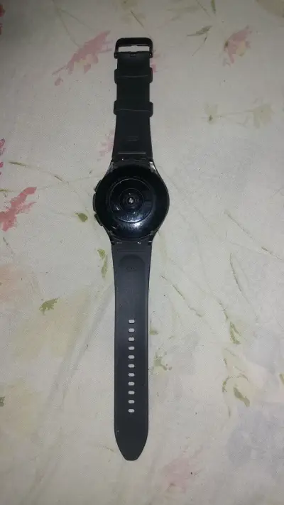 Smartwatch negro con correa ajustable - miniatura 1
