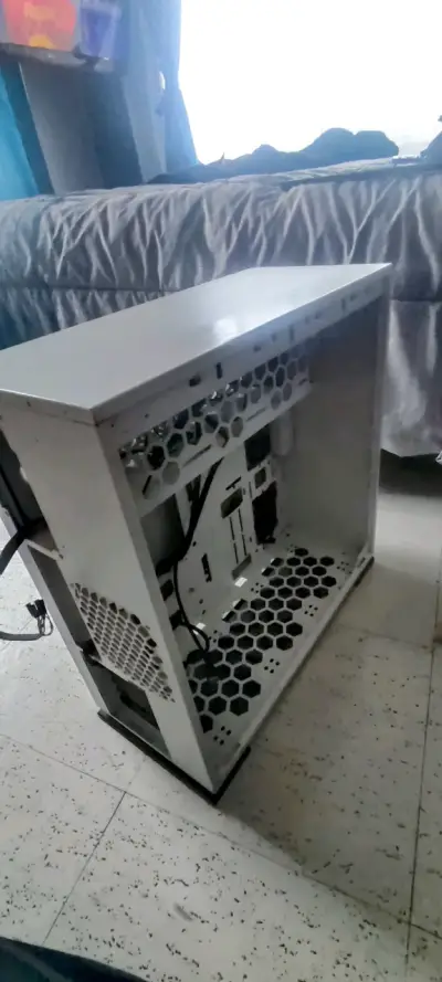 Gabinete de PC blanco con diseño ventilado - miniatura 1