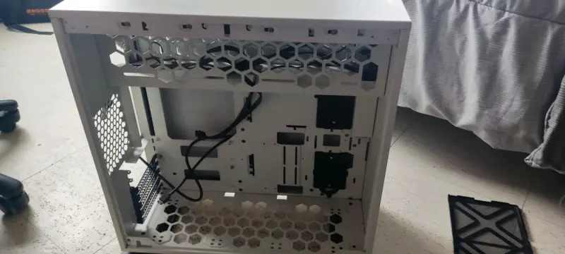 Gabinete de PC blanco con diseño ventilado - 2