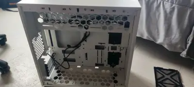 Gabinete de PC blanco con diseño ventilado - miniatura 2