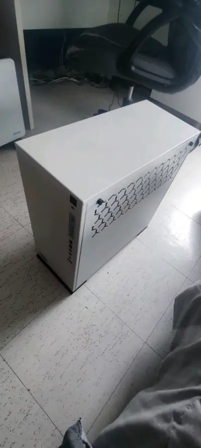 Gabinete de PC blanco con diseño ventilado - miniatura 3
