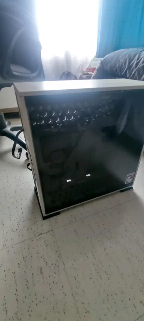 Gabinete de PC blanco con diseño ventilado - 4