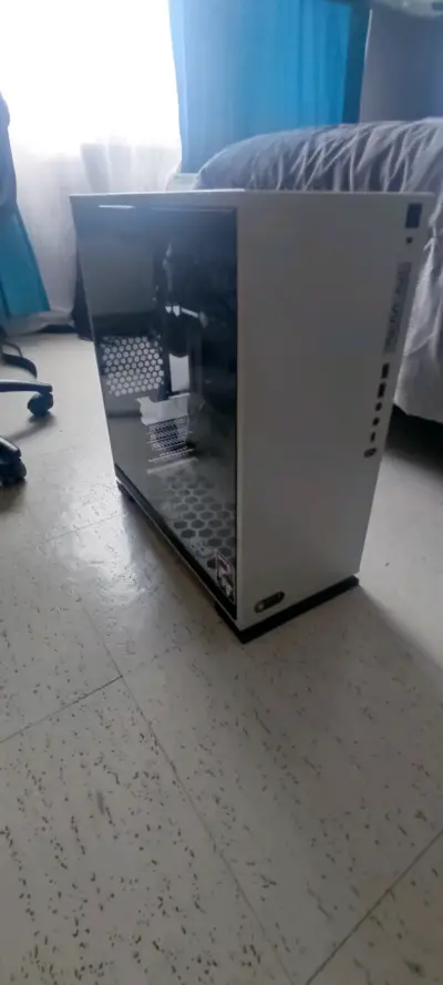 Gabinete de PC blanco con diseño ventilado - miniatura 5