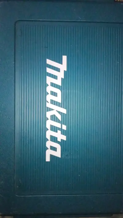 Taladro inalámbrico Makita con baterías - miniatura 2