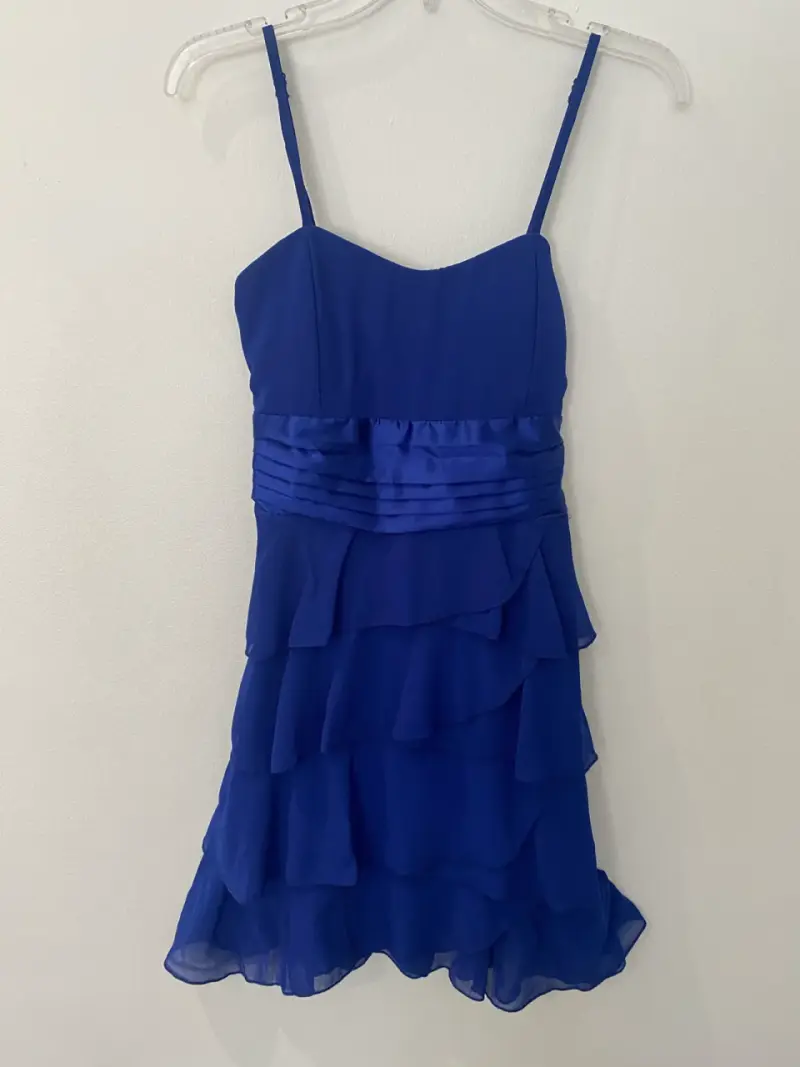 Vestido azul de fiesta con volantes y tirantes - 1