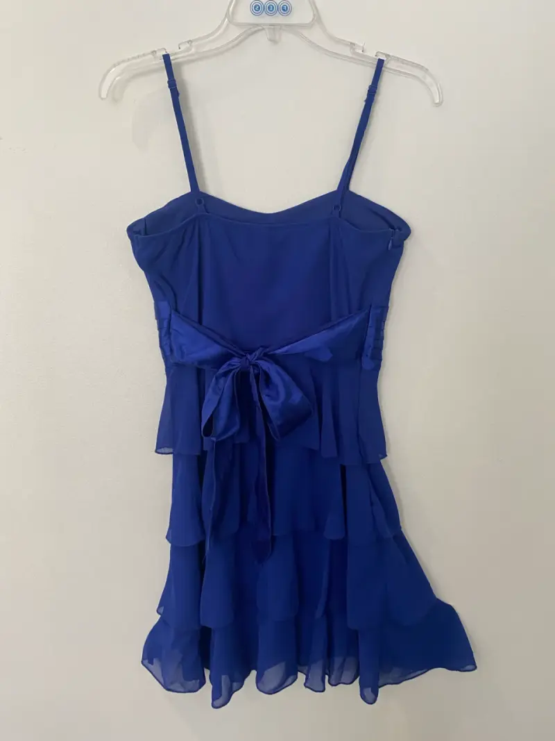 Vestido azul de fiesta con volantes y tirantes - 2